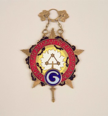 Medal for the Masonic Lodge of Czechoslovakia A gold 5-pronged star with a red ring and a yellow and white centre adorned with a triangle; the letter 'G' sits at the bottom of the medal