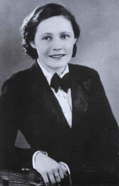 Vítězslava Kaprálová Woman in an evening jacket and bow-tie leans on her right elbow